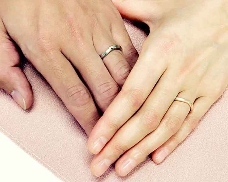 Japanese wedding rings showing men's and women's bands